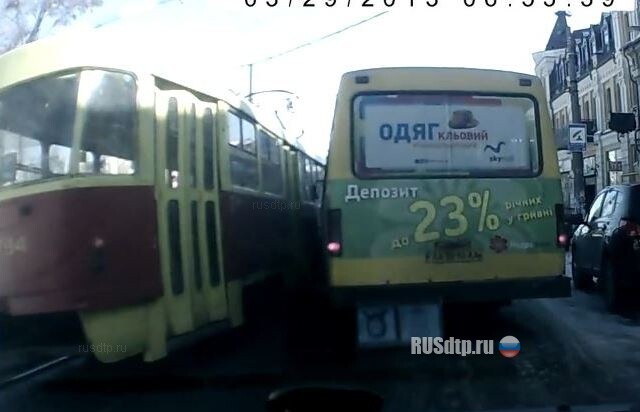 Автобус подскользнулся и ударился головой об трамвай 