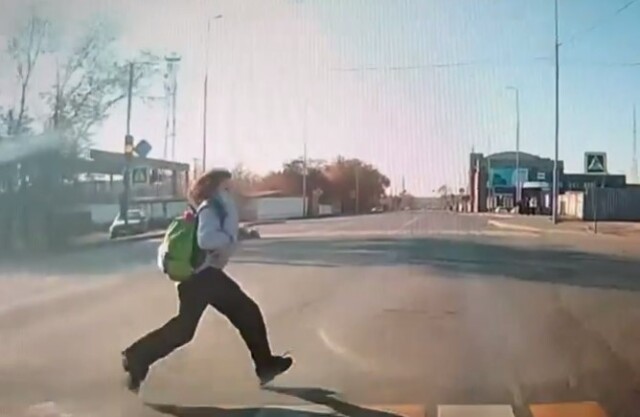 «Пытался проскочить на желтый»: школьница попала под колеса автомобиля в Кургане