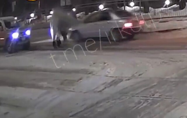 В Иркутске водитель промчался через перекресток и сбил женщину