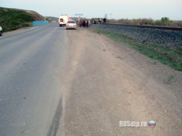 Лада упала с моста в реку 