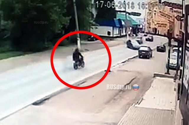 В Башкирии подростки на скутере столкнулись с двумя автомобилями. ВИДЕО 