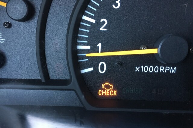 Горит Check Engine: что делать и можно ли ездить с горящим индикатором 