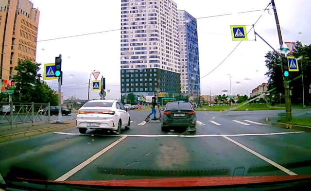 ДТП в Петербурге: самокатчик пытался проехать на красный и попал под колеса машины