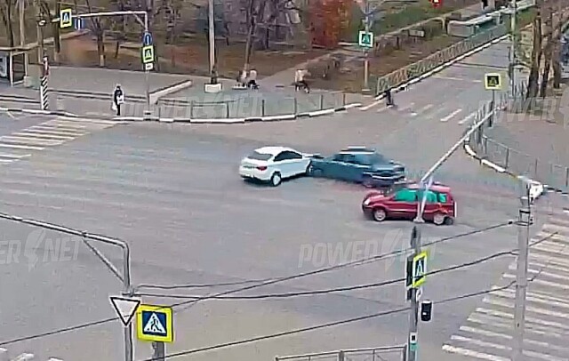 Два автомобиля не разъехались на перекрестке в Волжском