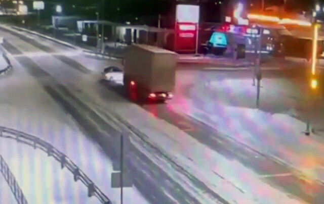 «Выезжал со второстепенной и не уступил дорогу»: камера запечатлела момент ДТП на трассе «Иртыш» 