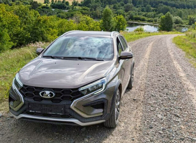 «Оборачиваюсь и любуюсь»: реальный отзыв владельца Lada Vesta Cross 2025 