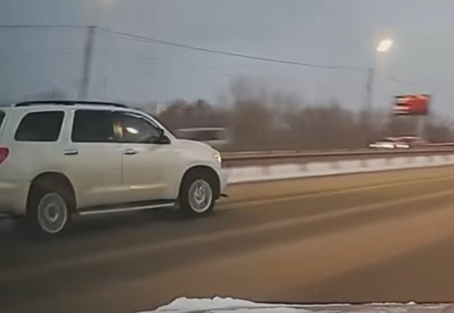 В Красноярске водитель потерял управление на скользкой дороге и едва не попал в ДТП