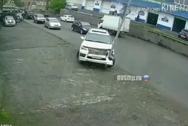 Странное ДТП с внедорожником Lexus во Владивостоке
