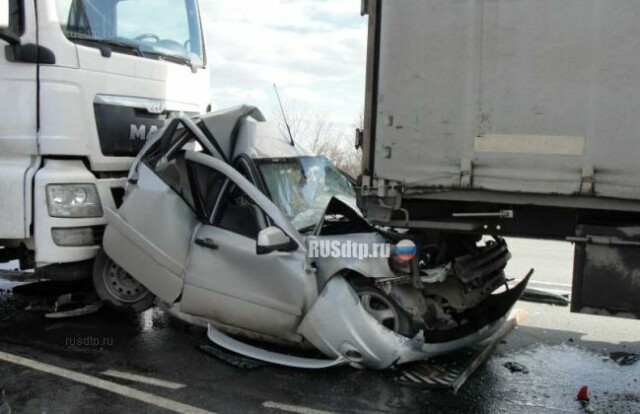 Две фуры смяли «Калину» на трассе М-5 «Урал» под Сызранью 