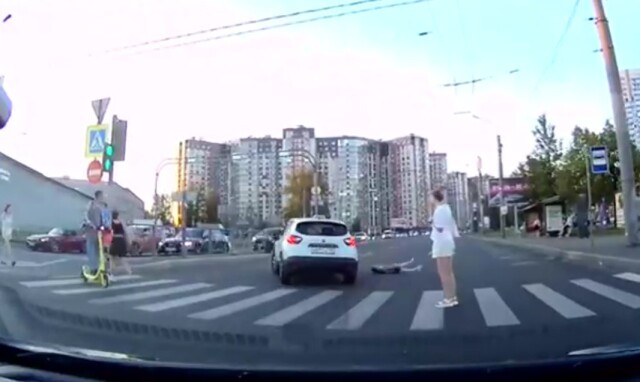 Таксист сбил парня и девушку на Кушелевской дороге в Санкт-Петербурге