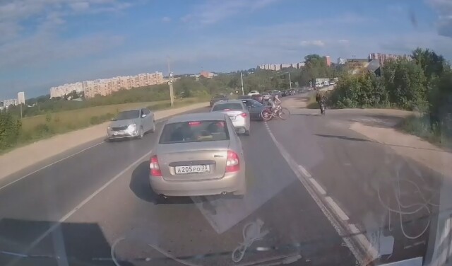 Авария при въезде во Владимир: легковой автомобиль столкнулся с велосипедом