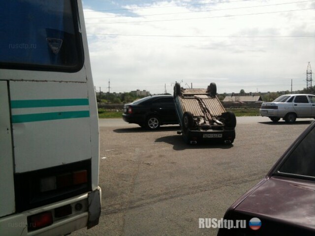 ПАЗик опрокинул Оку на перекрестке 