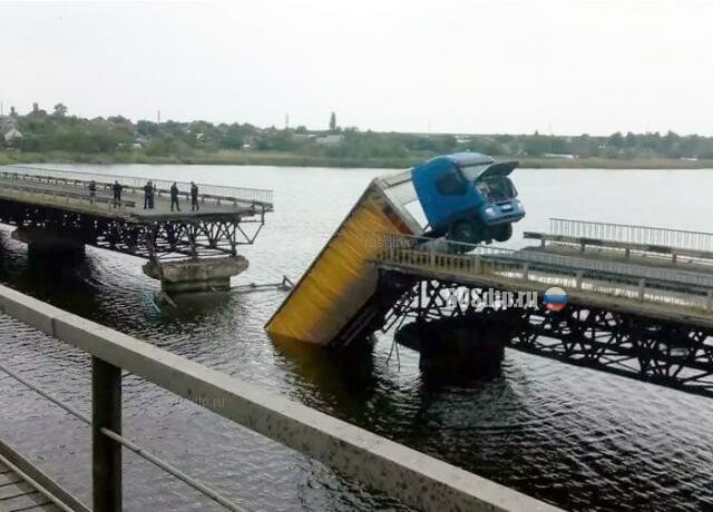 В Днепропетровской области рухнул автомобильный мост. ВИДЕО 