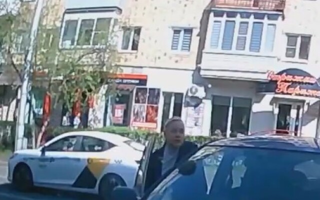 «Повернула налево со встречки и уперлась в меня»: конфликт в Красноярске