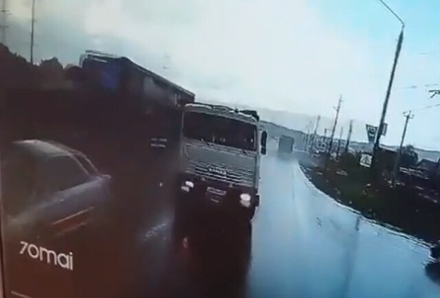 Два грузовика лоб в лоб столкнулись под Магнитогорском: один из водителей погиб 