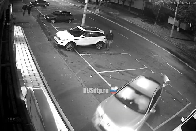 В Ставрополе автомобиль врезался в здание кафе. ВИДЕО 