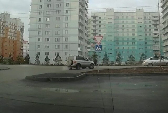 В Новосибирске пешеход шагнул под колеса внедорожника и едва не погиб