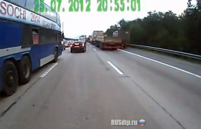 Автобус собрал 13 авто 