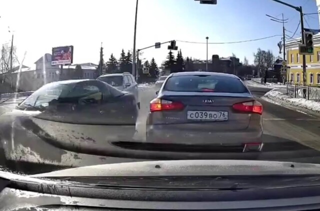 Авария в центре Переславля-Залесского: от удара автомобиль врезался в забор 