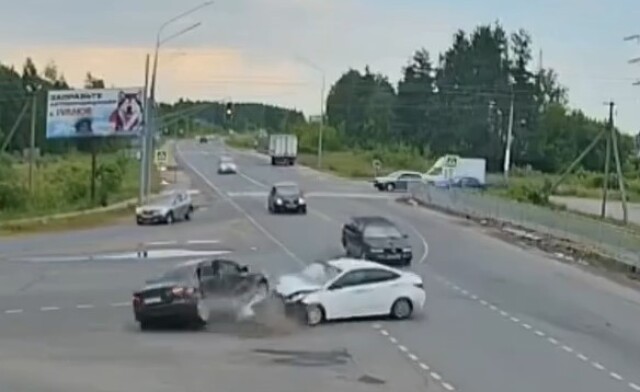«Один поворачивал, а другой обгонял»: два авто столкнулись на перекрестке в Арзамасе