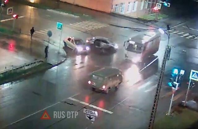 В Петрозаводске столкнулись автобус и легковой автомобиль