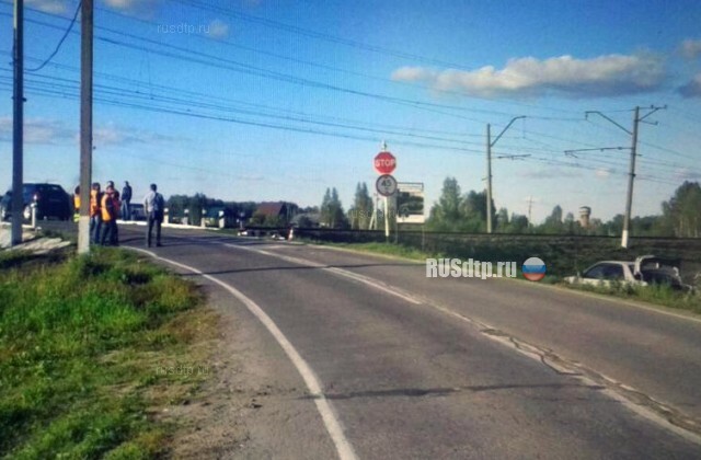 Водитель и пассажирка «Мазды» погибли, врезавшись в семафор под Новосибирском 