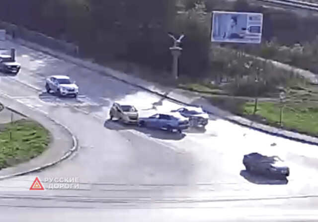 Три автомобиля столкнулись в городе Сокол в Вологодской области