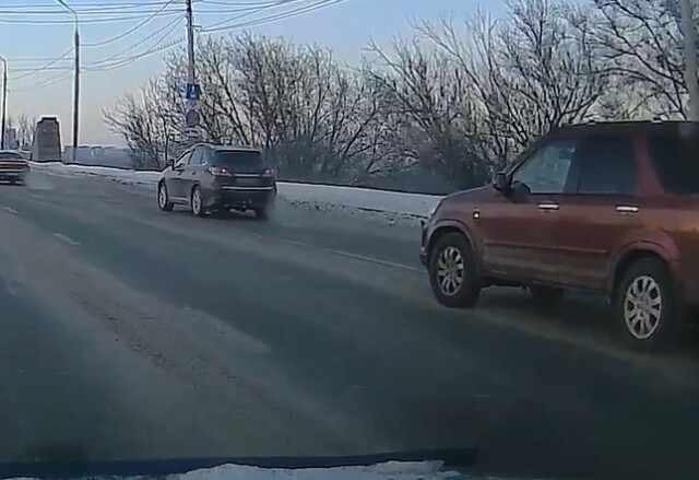 Момент ДТП на Октябрьском мосту в Красноярске: водитель подрезал другую машину и скрылся