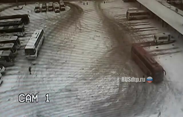 Автобус насмерть сбил девушку на вокзале в Челябинске. Видео 