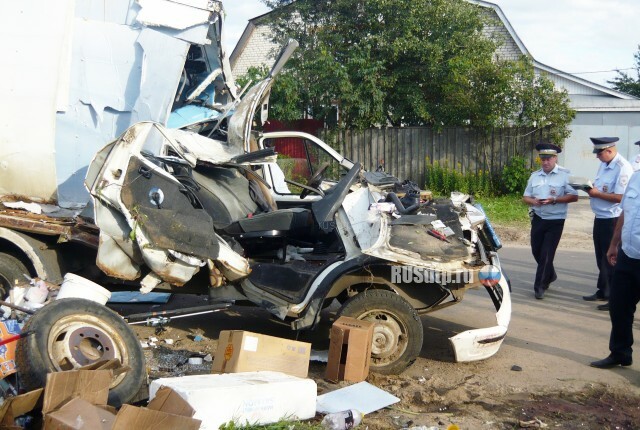 В Арзамасе «Газель» разорвало на части от столкновения со столбом 