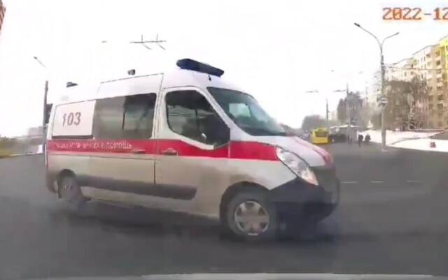 Скорая помощь и легковой автомобиль столкнулись на перекрестке в Минске
