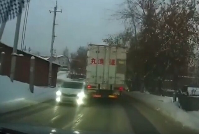 В Новосибирске грузовик помял два встречных автомобиля и уехал
