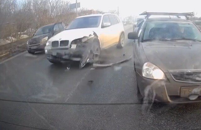 В Омске водитель BMW не справился с управлением и столкнулся с тремя автомобилями