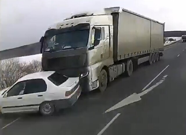 Момент ДТП под Красноярском: водитель легковушки не успел завершить обгон и столкнулся с фурой 