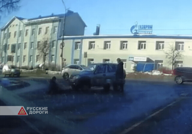 В Костроме автомобиль сбил девушку на пешеходном переходе