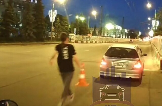 «Остановились на 5 минут»: видеорегистратор запечатлел момент кражи конуса в Красноярске 