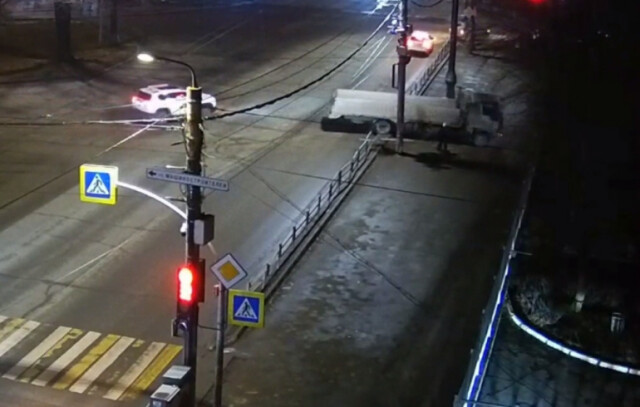 В Челябинске грузовик без водителя едва не сбил пешехода и снёс забор школы