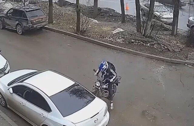 В Арзамасе водитель мопеда повредил припаркованный автомобиль и скрылся