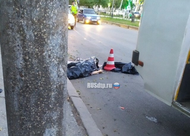 В Самаре женщина зацепилась платьем за автобус и погибла 