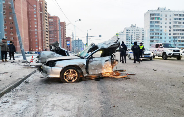 Subaru разорвало на части в результате ДТП в Новосибирске: погибли два пассажира 