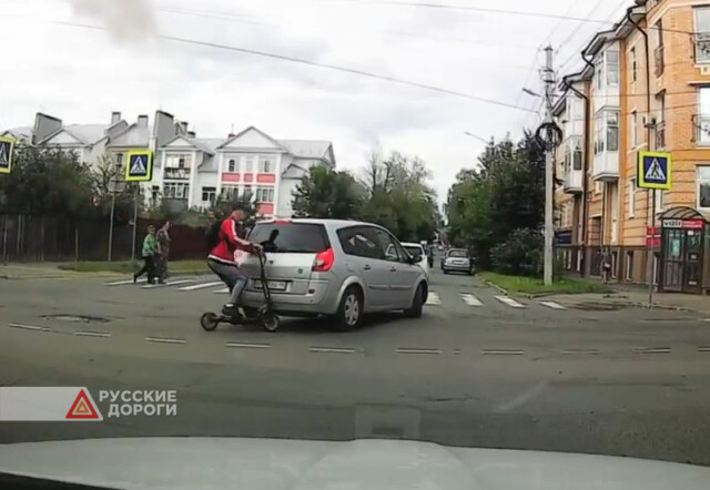 В Костроме водитель электросамоката скрылся с места аварии