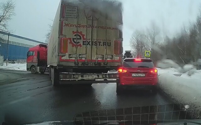 Авария в Санкт-Петербурге: большегруз зацепил и несколько метров протащил Hyundai
