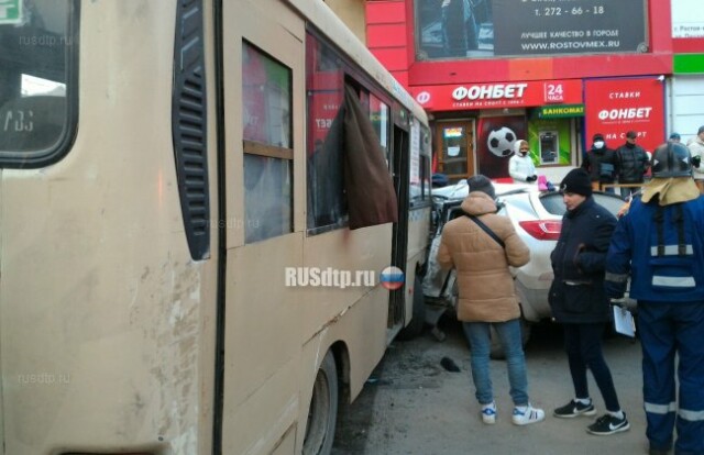 Водитель маршрутки спровоцировал массовое ДТП в Ростове-на-Дону 