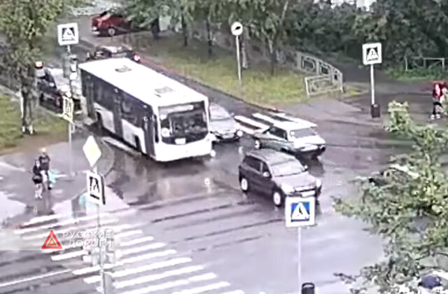 Странная авария на перекрестке в Вологде