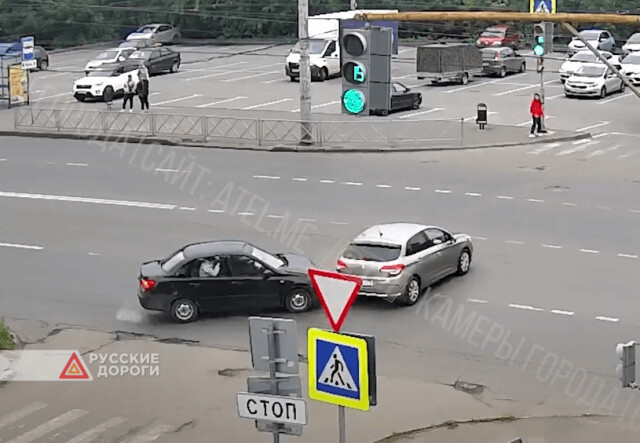 Водитель «Гранты» решил проскочить на красный и попал в ДТП в Рыбинске