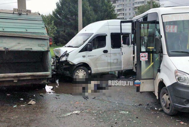 В Омске в массовом ДТП с участием маршруток погиб человек 