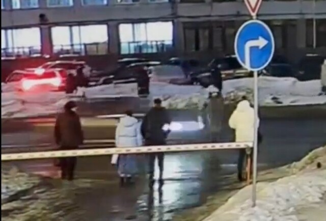 В Кургане женщина перебегала дорогу в неположенном месте и попала под машину