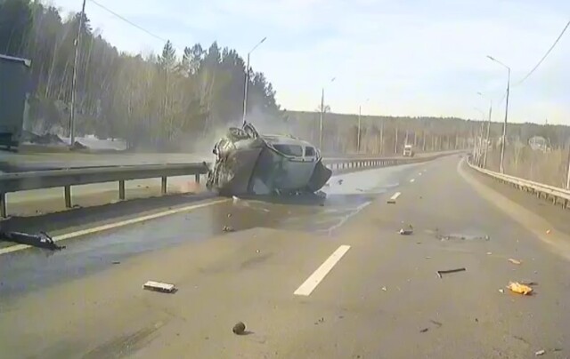 Автомобиль перевернулся на Еловской горе между Иркутском и Ангарском