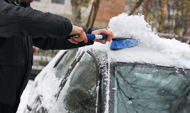 Как безопасно очистить автомобиль от снега и грязи: советы эксперта 