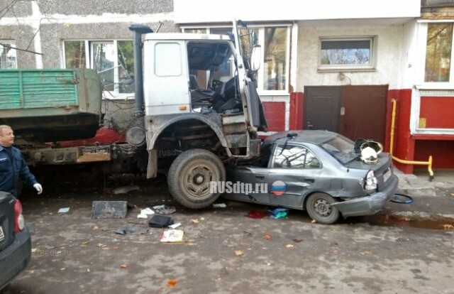 Грузовик врезался в пятиэтажку в подмосковном городе Щелково 